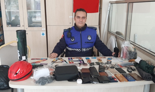 Kayıp eşyalar zabıtada sahiplerini bekliyor