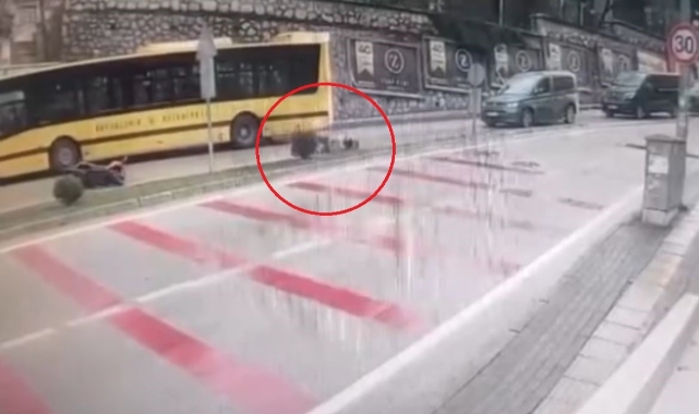 Kaza yapan motosikletliye yardım eden diğer motosikletliye otomobil çarptı!