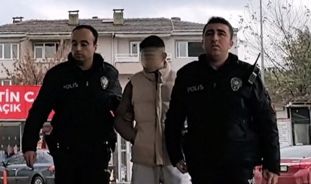 Kendisine küfrettiğini öne sürdüğü babasını 6 yerinden bıçaklayıp, 112’yi aradı