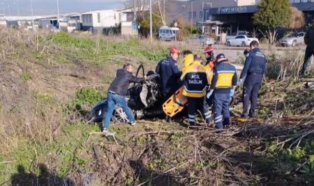 Kırmızı ışıkta geçen otomobil dereye uçtu
