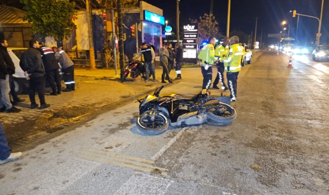 Kırmızı ışıkta geçen otomobil motosiklete çarptı