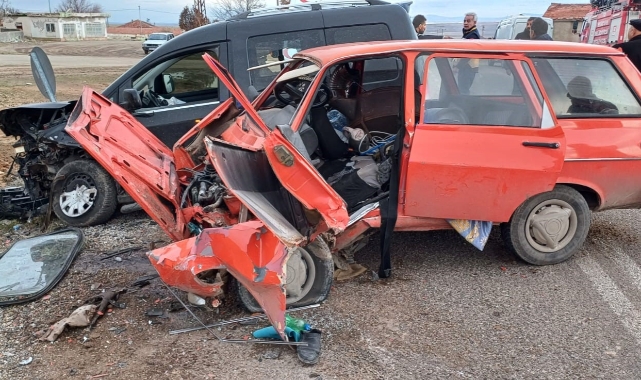 Kırşehir'de otomobil hafif ticari araçla çarpıştı! 3 yaralı