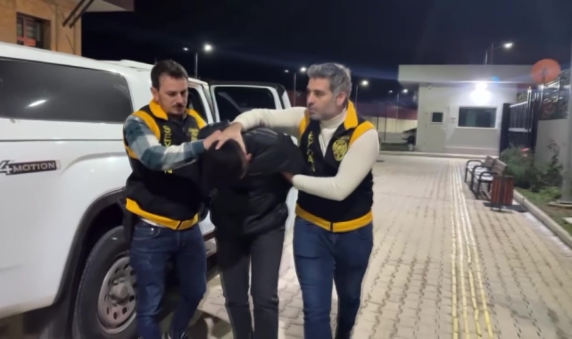 Kitaplıkta 6 silah ele geçirildi 