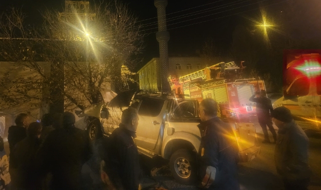 Kontrolden çıkan kamyonet istinat duvarına çarptı