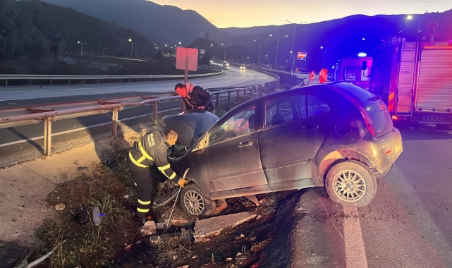 Kontrolden çıkan otomobil orta refüje çarparak durabildi