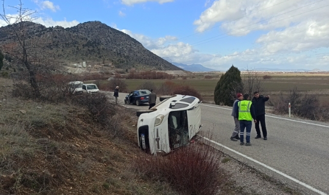 Konya'da hafif ticari araç otomobille çarpıştı: 1 yaralı