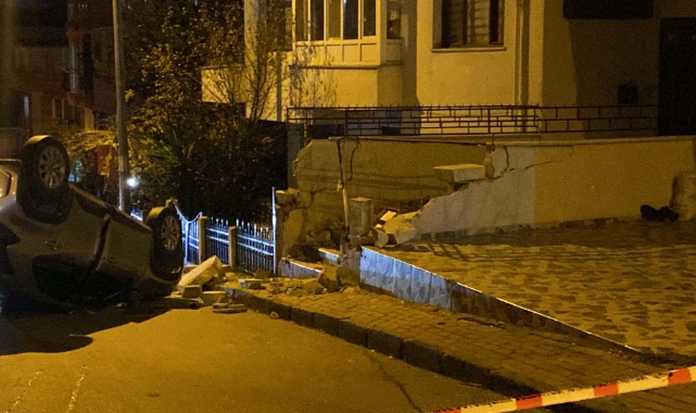 Küçükçekmece’de kontrolden çıkan araç duvara çarparak takla attı