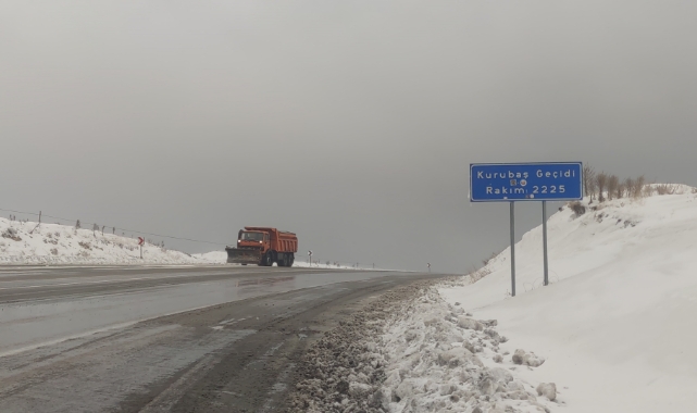 Kurubaş ve Güzeldere geçitlerinde kar yağışı etkili oldu