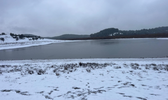 Kurumaya yüz tutan Buldan Yayla Gölü beyaza büründü!