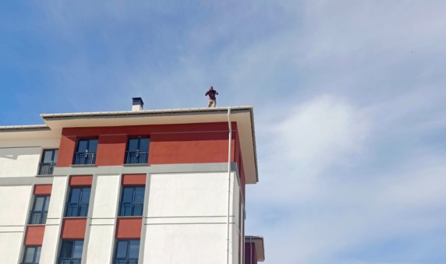 Maaşını alamadığını iddia eden işçi çatıya çıktı