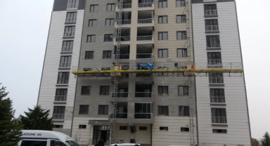 Malatya'da dış cephe boyama yaparken iskeleden düşen 3 işçi ağır yaralandı