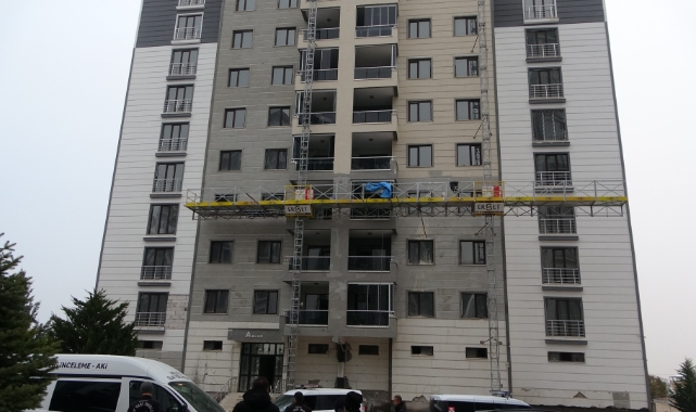Malatya'da dış cephe boyama yaparken iskeleden düşen 3 işçi ağır yaralandı