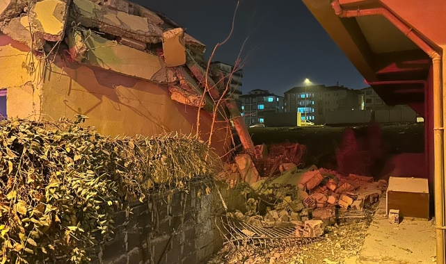  Malatya'da hasarlı 4 katlı bina çöktü