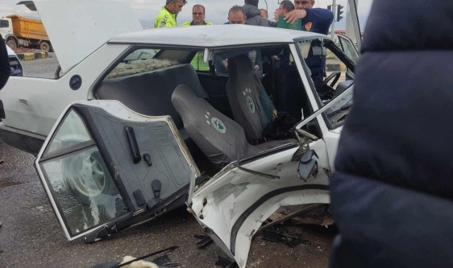 Manisa'da iki otomobil çarpıştı: 3 yaralı