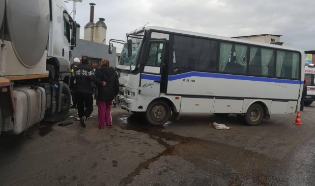 Manisa’da süt kamyonu ile servis minibüsü çarpıştı