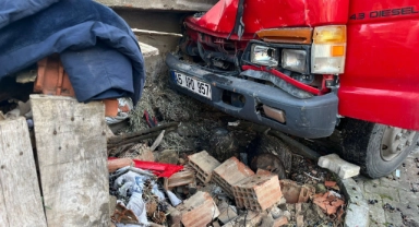 Manisa'da zeytin yüklü kamyonet eve çarptı: 1 ölü, 2 yaralı