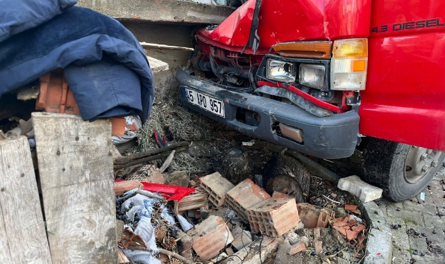 Manisa'da zeytin yüklü kamyonet eve çarptı: 1 ölü, 2 yaralı