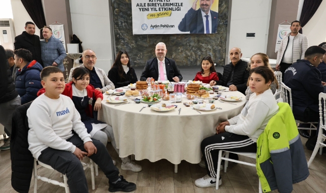Menemen'de yeni yıl öncesi özel çocuklarla kutlama