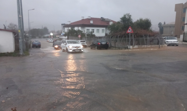 Menteşe'de sağanak yağış hayatı olumsuz etkiledi