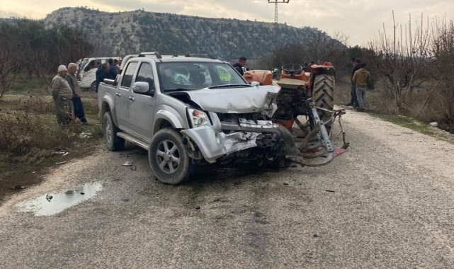 Mersin'de kamyonet traktöre arkadan çarptı