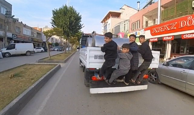 Mersin’de kamyonetin arkasına asılan çocukların tehlikeli yolculuğu