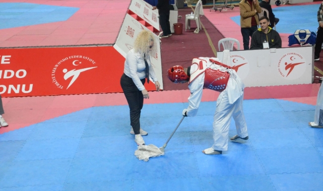 Milli sporcu müsabakayı bıraktı, piste paspas attı