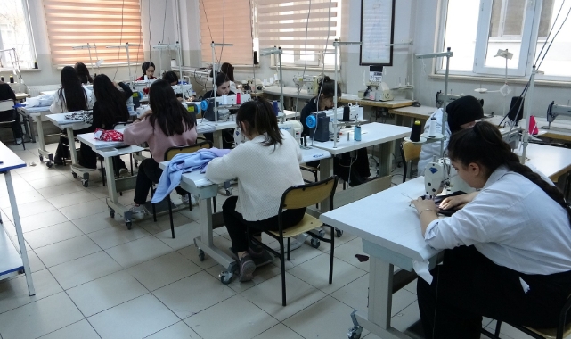 Moda tasarım öğrencileri ihtiyaç sahipleri için dikiyor!