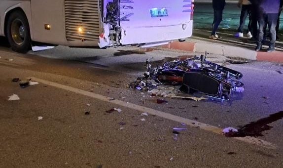 Motosiklet otobüse çarptı : 1 ölü,1 yaralı
