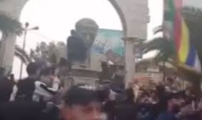 Muhalif Suriyeliler, eski Suriye Devlet Başkanı Hafız Esad'ın heykelini devirdi
