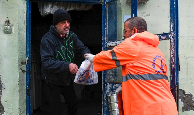 Muratpaşa sıcak desteğini aksatmadı