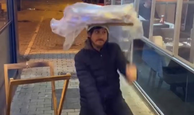 Müziği duyunca dans ederek simit sattı