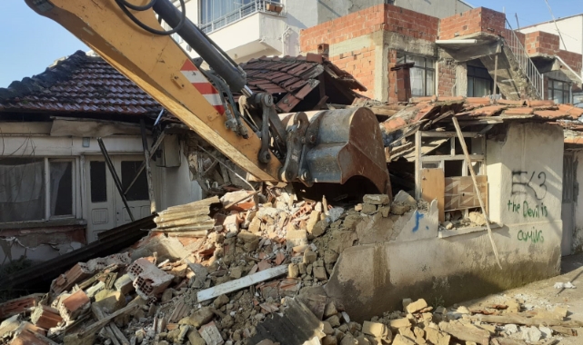 Osmangazi'de tehlikeli metruk binalar yıkılıyor