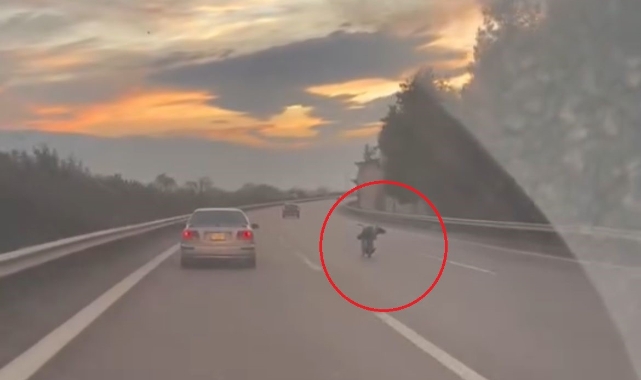 Otobanda motosikletini yatarak kullandı!