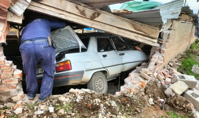 Otomobil ahıra çarptı sürücü hayatını kaybetti!