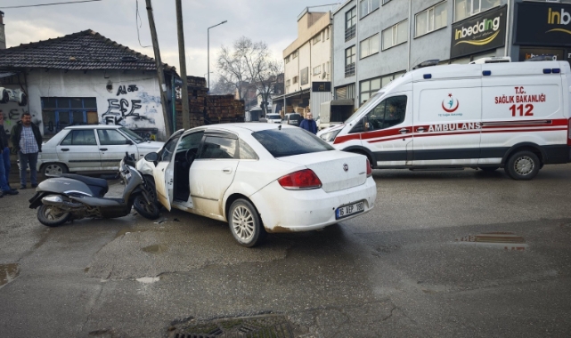 Otomobil ile motosiklet kafa kafaya çarpıştı