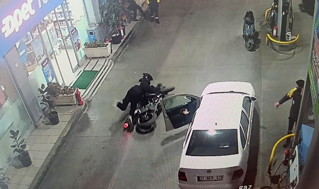 Otomobilin açılan kapısına çarpan motosiklet sürücü hastanelik oldu