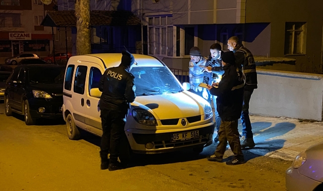 Park halindeki 2 araca pompalı tüfekle ateş açtılar