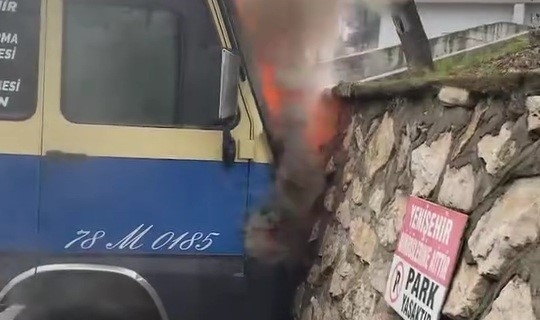 Park halindeki minibüs alev aldı