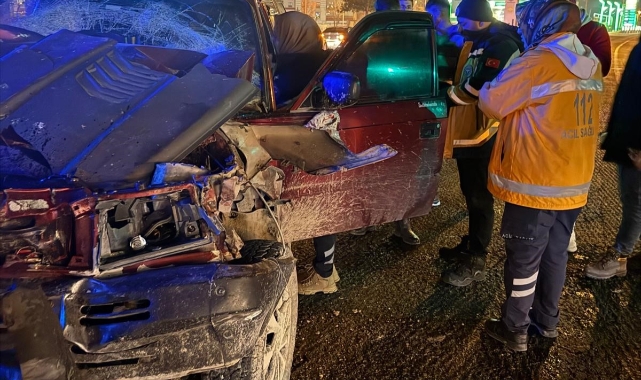 Pikap tıra arkadan çarptı: 2 yaralı