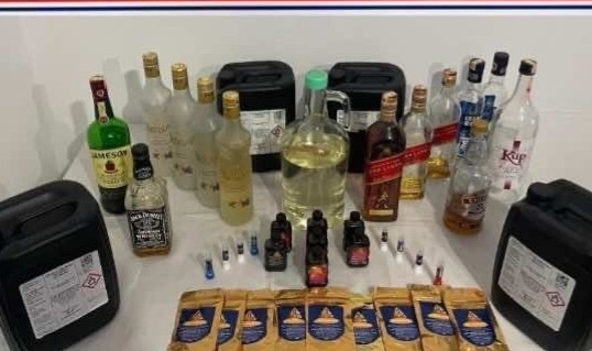 Piyasaya sahte ve kaçak alkol sokmak isteyen 2 şüpheli yakalandı