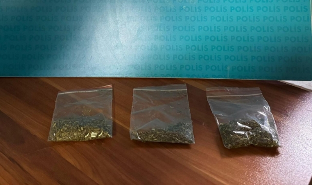 Polis ekiplerinin çalışmalarında uyuşturucu madde ve silah ele geçirildi