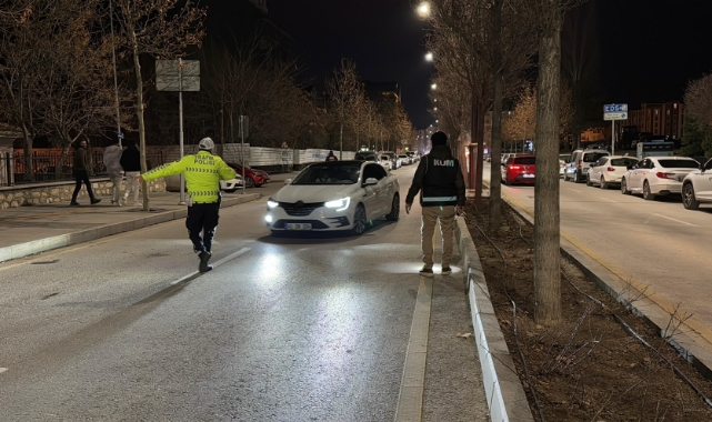 Polis yol uygulamasında kaçak alkol ve uyuşturucu ele geçirdi