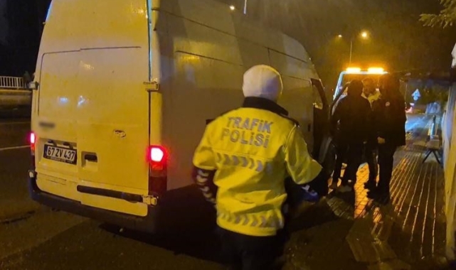 Polisi atlatan sürücü sekerek kayıplara kaçtı