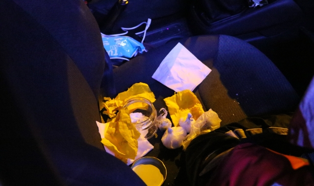 Polisi görünce yol ortasında bırakıp kaçtıkları araçtan uyuşturucu çıktı