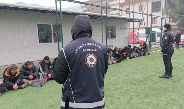 Polisten kaçan minibüsün içinden 20 kaçak göçmen çıktı