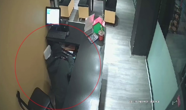 Restoranın kasasından para çalmaya çalışan çocuk son anda yakalandı