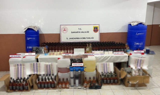 Sakarya'da giysi kolilerinden litrelerce kaçak alkol çıktı