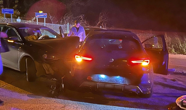 Sakarya'da iki otomobil çarpıştı