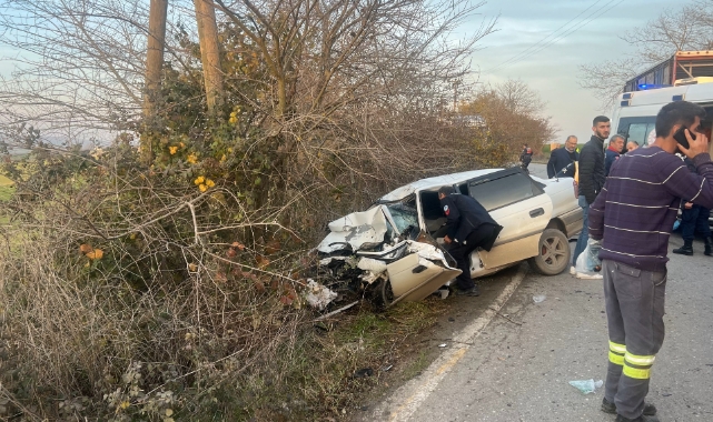 Sakarya'da kamyonla çarpışan otomobil hurdaya döndü: 2 ağır yaralı