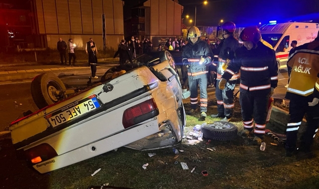 Sakarya'da kavşakta iki otomobil çarpıştı!